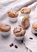 Vegane Bratapfel-Muffins mit Marzipan und Rosinen