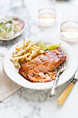 Gegrillter Lachs mit Pommes frites