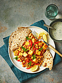 Schnelles Kichererbsen-Curry mit Paneer und Fladenbrot (Indien)