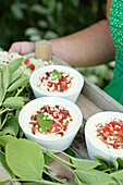 Holunderblüten-Pudding mit Erdbeeren und Nüssen
