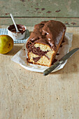 Birnen-Marmorkuchen mit Schokoladenglasur