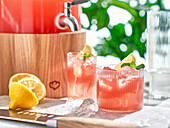 Melonen-Minz-Limonade im Getränkespender und in Gläsern
