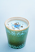Moon Milk mit Lavendel und Spirulina blau