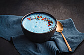 Moon Milk mit Essblüten und Spirulina blau