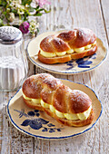 Yeast eclaires with pudding cream