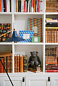 Bücherregal mit Bärenfigur