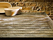 Gärkörbchen für Sauerteig auf Holztisch