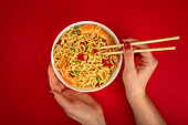 Schnelles Gericht: Chinesische Nudeln mit Garnelen und Gemüse