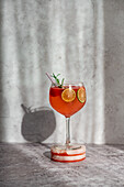 Cocktail aus gefrorener Wassermelone, Roséwein, Tonic Water und Limette