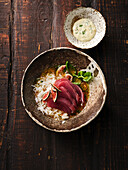 Thunfisch-Sashimi mit Rauchbier-Vinaigrette dazu Basmatireis und Chili-Altbier-Mayo