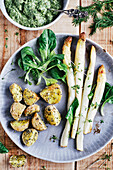 Baked asparagus with wild garlic hollandaise and baked potatoes (vegan)