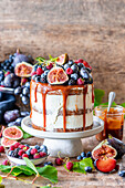Caramel cake with autumnal fruits