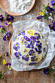 Ungebackenes Brot mit Viola-Blüten