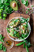 Röstbrot mit Avocado, grünen Tomaten und Erbsen