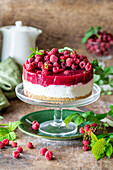 No-bake cheesecake with raspberry jelly