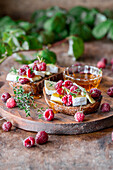 Bruschetta with camembert, honey and raspberries