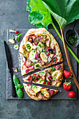 Pizza mit Rhabarber, Radieschen, Brie, Erdbeeren und Mohn
