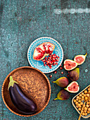 Zutaten für orientalische Gerichte: Granatapfel, Feige, Kichererbse und Aubergine