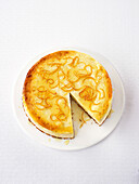 Zitronen-Vanille-Cheesecake mit kandierter Zitronenschale