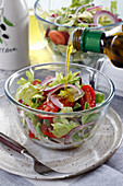 Frischen Salat mit Olivenöl anmachen