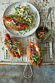 Gegrillte Möhren-Hot-Dogs mit weißem Bohnensalat