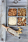 Nüsse und Haferflocken im Setzkasten (Vitamin-B-reich)