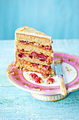 Ein Stück Himbeer-Karamell-Ombre-Cake