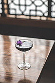 Cocktail mit Aktivkohle