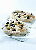 Focaccia mit schwarzen Oliven