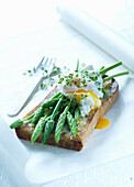 Toast with wild asparagus and poached egg