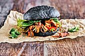 Veganer Pulled-Pork-Burger mit schwarzen Brötchen