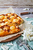 Apple pie with walnut brittle