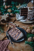 Ein Stück weihnachtliche Schoko-Walnuss-Torte mit Rum und Schokoladenpudding