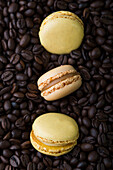 Karamell- und Vanille-Macarons auf Kaffeebohnen