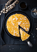 Vegane Mohn-Quark-Torte mit frischer Mango