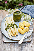 White asparagus with wild garlic pesto and trills