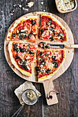 Vegane Bärlauch-Pizza mit Parmesanersatz