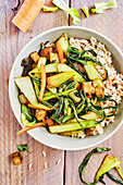 Vegane Bowl mit gebratenem Tofu, Pak Choi und Reis