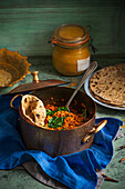 Indisches Dhal mit Spinat und Roti