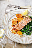 Salmon fillet with spinach and roasted potatoes