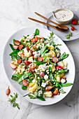 Tortelloni salad with fried radishes and feta cheese