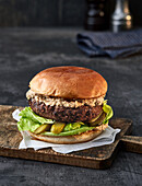 Veganer Bohnen-Burger mit Röstzwiebelcreme