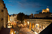 Blick auf die Place Chateaubriand in Abendbeleuchtung, Saint-Malo, Bretagne, Frankreich