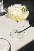 Ein Glas Hugo (Cocktail mit Prosecco und Holundersirup)