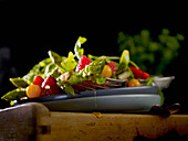 Lukewarm strawberry and asparagus salad