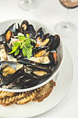 Steamed mussels with garlic and white wine cream sauce