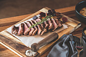 Sirloin Steak, medium rare, mit Rosmarin