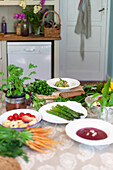 Gemüse und Kräuter auf Küchentisch
