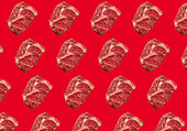 Rohe Ribeye-Steaks auf rotem Hintergrund