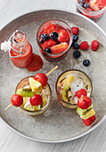 Fruchtiger, alkoholfreier Erdbeer-Cocktail und Rosé-Limes-Bowle